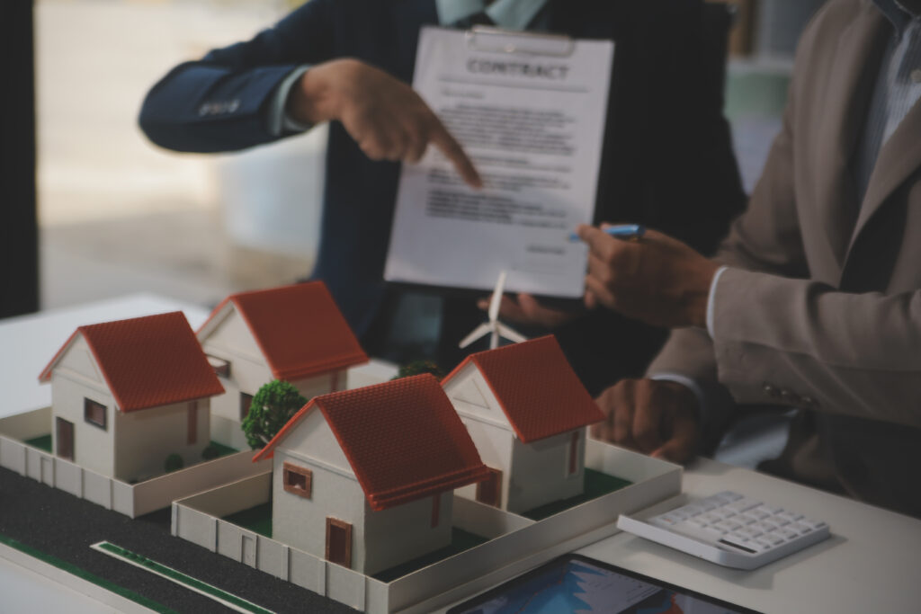 marchand de bien devant des maisons
