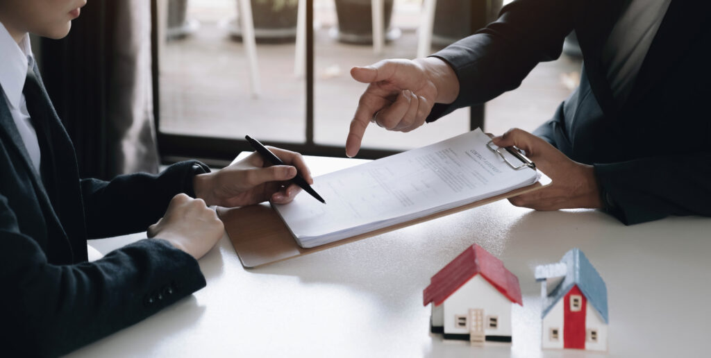 Un marchand de bien qui signe un compromis de vente
