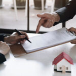 Un marchand de bien qui signe un compromis de vente