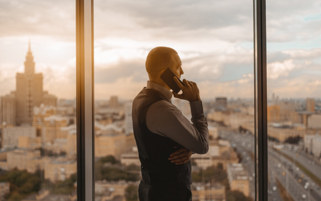 Un marchand de biens au téléphone dans un immeuble